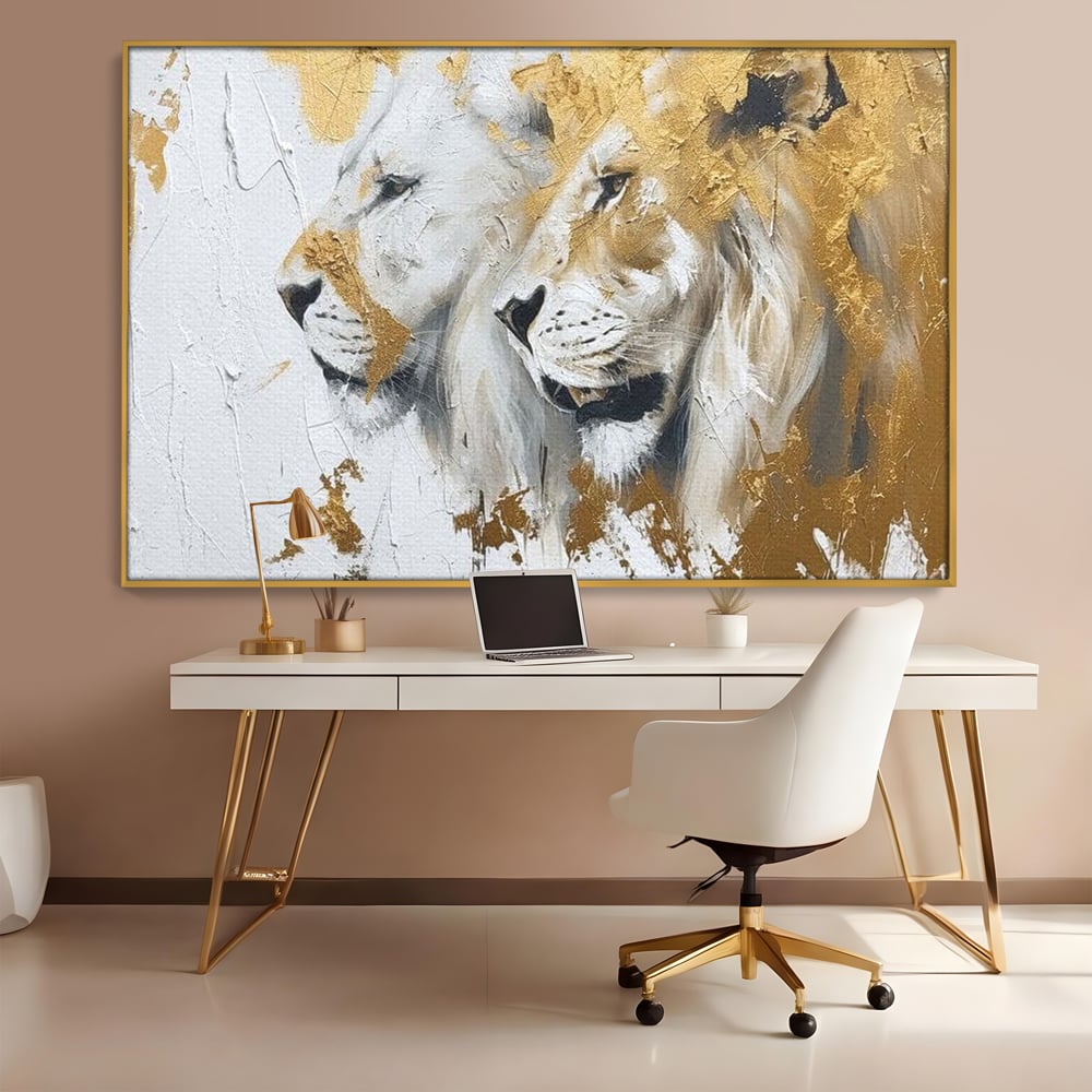 Tablou canvas cu tablou canvas cu doi lei si accente aurii, in rama de aluminiu auriu, pe perete intr-un birou